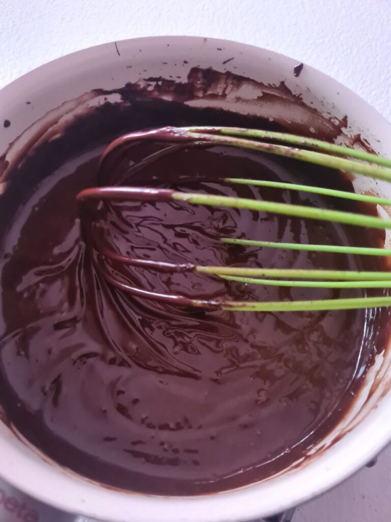 come-preparare-ganache-al-cioccolato-con-la-frusta-a-mano